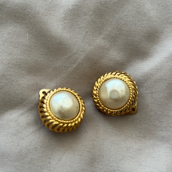 CHANEL Vintage Pearl Clip On Earrings Gold REAL - Picture 1 of 9
